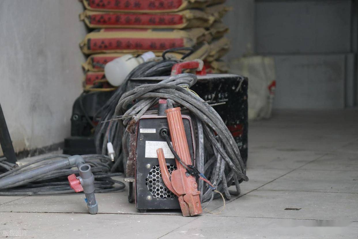 电焊机正极接焊把还是负极接焊把