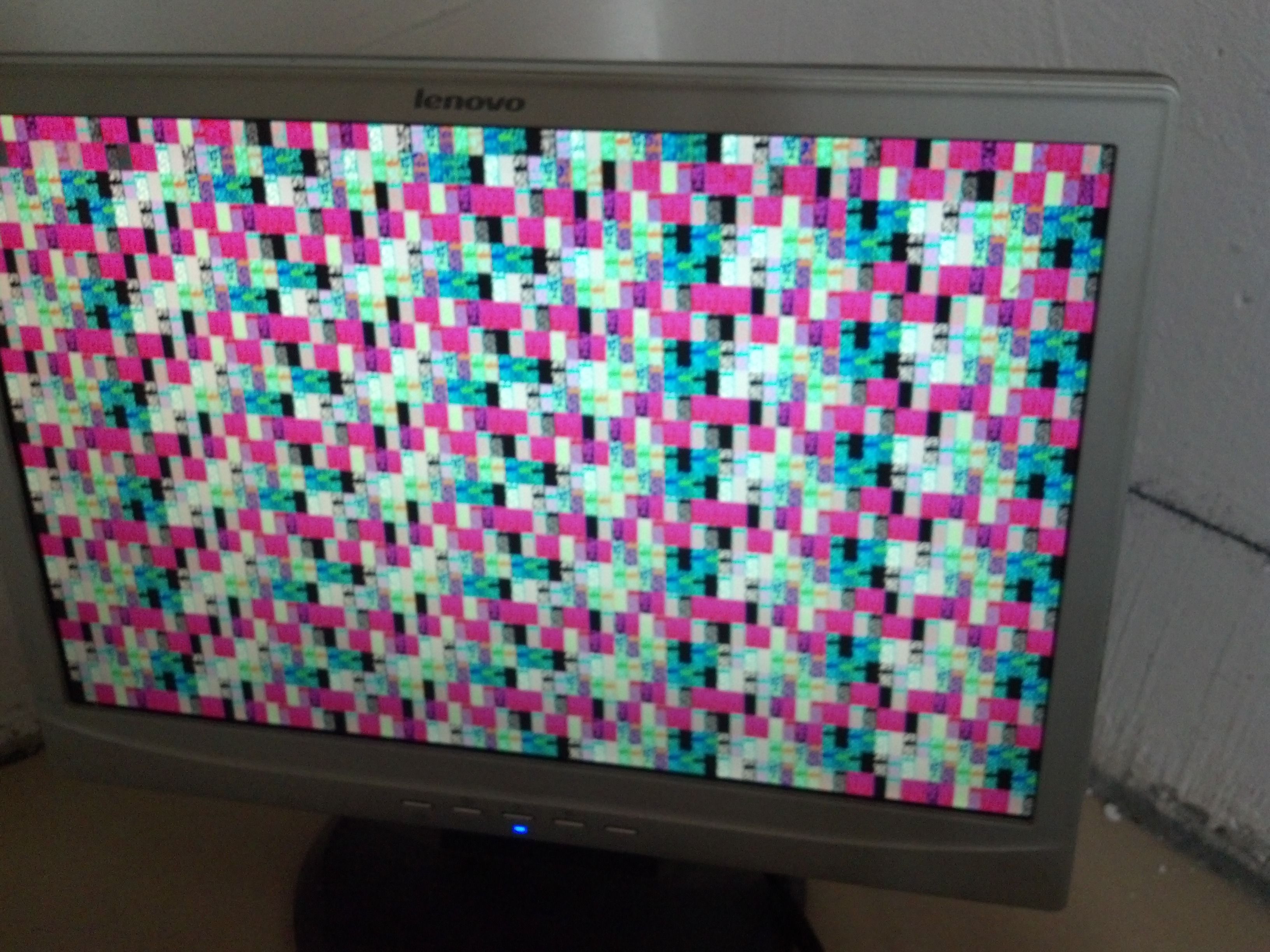 电脑开机一会就花屏死机